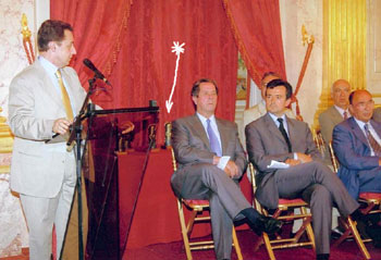 Remise par Mr SARKOZY du trophée créé par Cadoweb