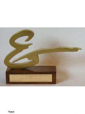 Trophée reprenant sous forme originale le logo Hill 