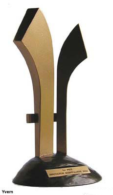 Trophée présentant un H stylisé monté sur un socle bombé