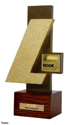 Trophée présentant un L stylisé monté sur socle en bois verni