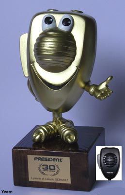 Trophée présentant un micro de CiBi avec bras et jambes monté sur socle en bois verni
