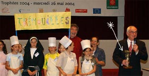 Mr Malvy Maire, remet e trophée Odyssée Gourmande créé par Cadoweb