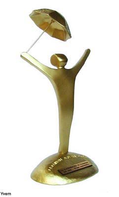 Trophée présentant une figurine les bras levés tenant un parapluie