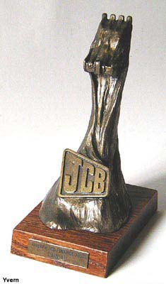 Trophée présentant une forme stylisée de godet de tractopelle et JCB en bas relief