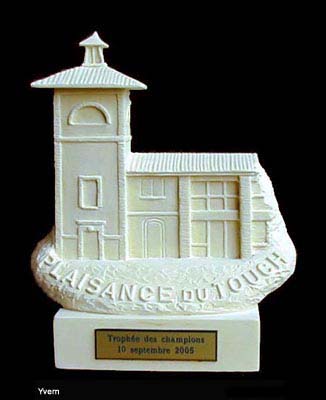 Trophée présentant en bas relief partie d'un bâtiment de Mairie
