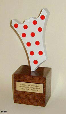 Trophée stylisé présentant le maillot à pois blanc et rouge