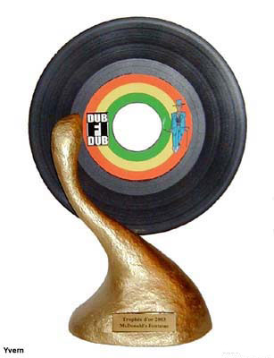 Trophée présentant un un socle doré de forme originale  ou s'insère un disque 45 tours